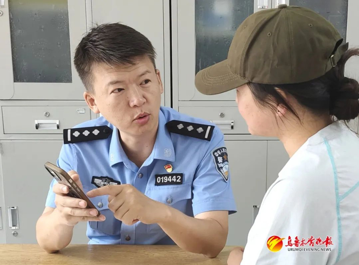 图为：乌鲁木齐市公安局沙依巴克区分局碾子沟派出所对受害人进行反诈宣传。