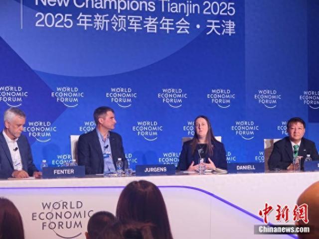 2025年夏季达沃斯论坛在天津举办期间,《2025十大新兴技术报告》正式发布。中新网 林卓玮 摄