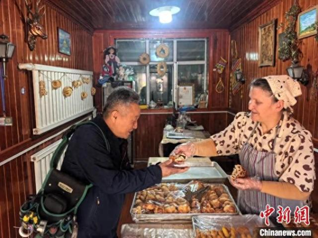 邻居与刘连智分享自己做的面包。王志华 摄