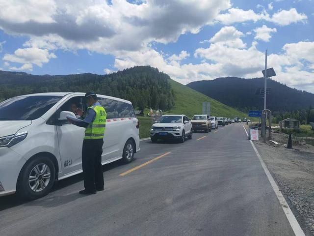 禾木公路接近终点的检查 澎湃新闻记者 谭君 图