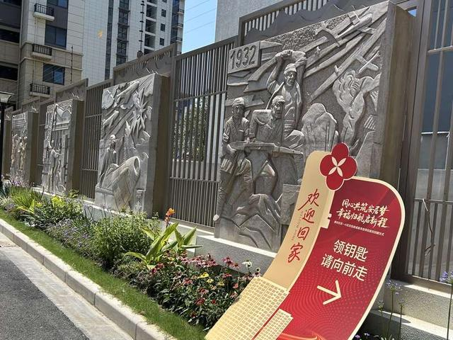 彭一小区门口，经保护性迁移后搬回原址的彭浦新村历史纪念浮雕。中青报·中青网记者 魏其濛/摄