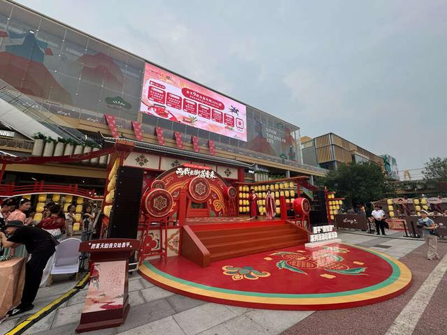 6月28日，在北京市首开LONG街，“把夏天的夜交给昌平”夜经济系列活动正式启动。中青报·中青网记者 张敏/摄