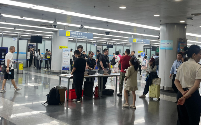 首都机场二号航站楼安检现场增设了提前查验充电宝的检查台。图源：北京青年报