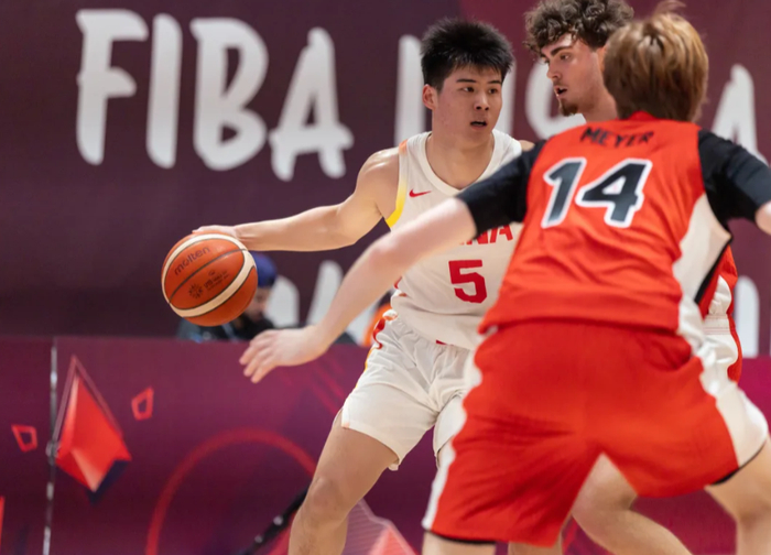 中国队首战不敌加拿大队。