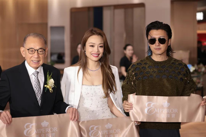 杨受成携谢霆锋、容祖儿出席英皇珠宝新店开业典礼。图片来源：视觉中国