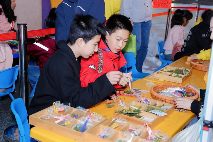 小学生学习辨识中草药并制作中草药标本书签