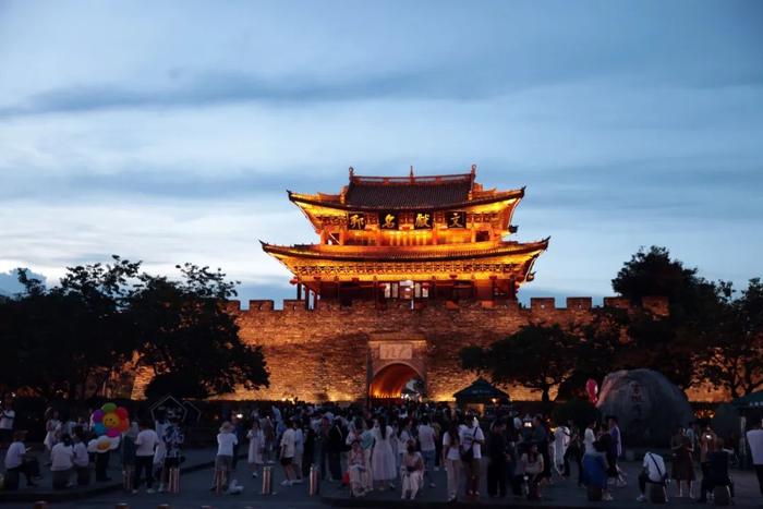 大理古城浪漫夜色 陈飞 摄