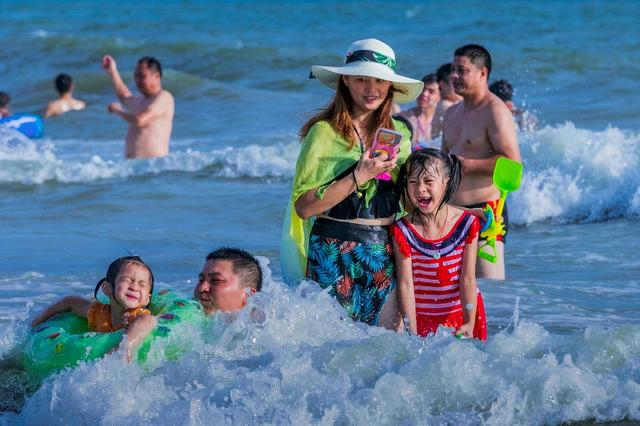 北海水质清澈，游客在银滩碧海间度过清凉一夏。刘良平 摄