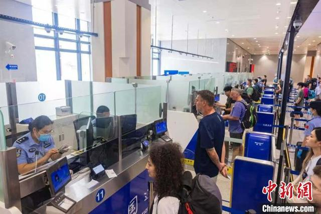 旅客在磨憨铁路口岸办理通关手续。磨憨边检站 供图