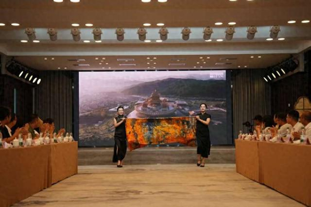 6月27日，浙江宁波，溪口艺术团展示地方特色文化拼布成品。团奉化市委供图