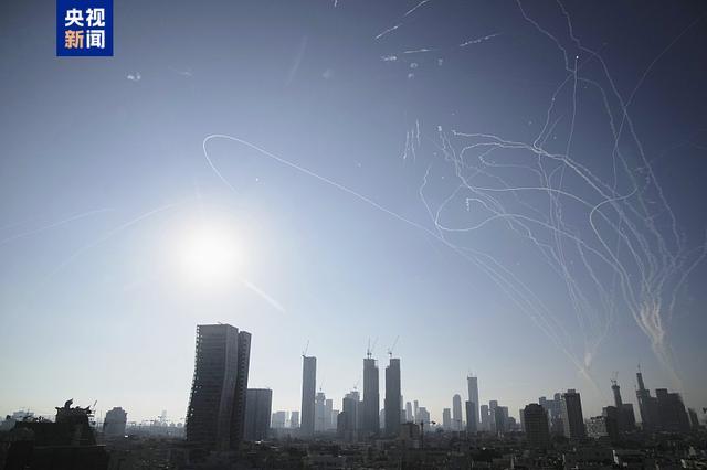△当地时间6月19日,伊朗向以色列发射导弹,以色列防空系统进行拦截。