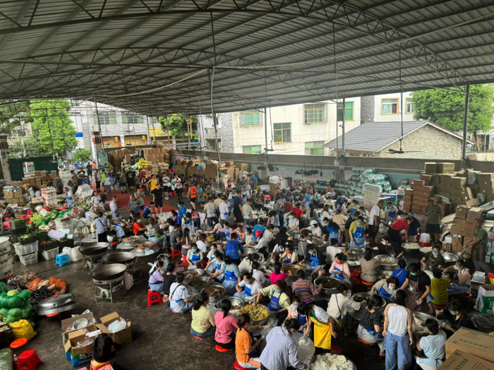 ▲6月28日，忠诚镇的居民在食堂备餐。 受访者供图