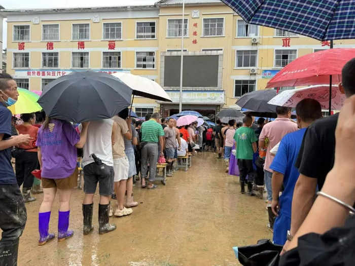 ▲领物资的队伍。 受访者供图