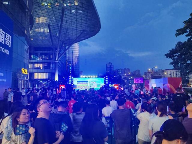南通对阵宿迁“第二现场”观赛点。南通报业集团供图