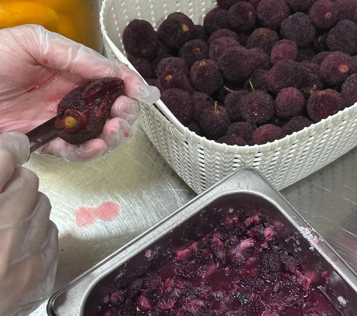 杨梅的果肉柔软，与果核紧密相连，去核时容易造成果肉破碎与损耗 。（图/博主@奶茶三分甜，已获得授权）