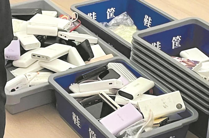     旅客充电宝在机场被拦下。图据人民日报客户端