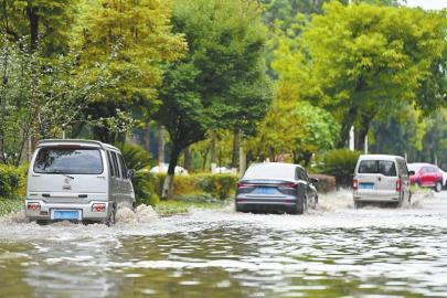 　　6月29日，成都市区局部路段出现积水，车辆涉水通行。 陈昱升 摄（C视觉）