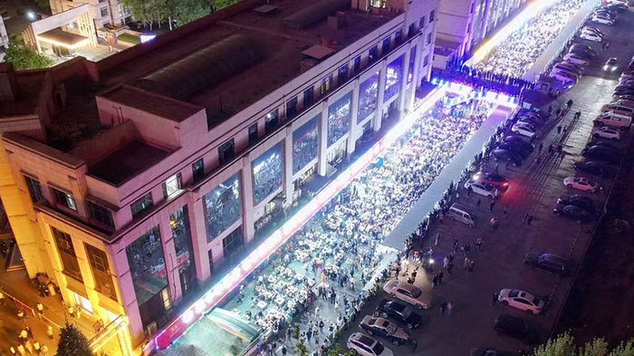 2023年4月16日，山东淄博，牧羊村烧烤店生意火爆。人民视觉 图