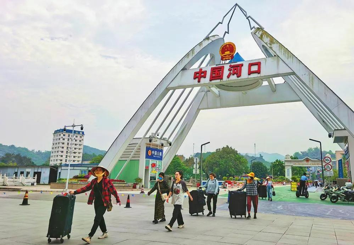 越南民众到河口县采购商品 段晓瑞 摄