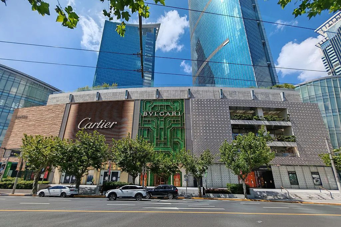 位于上海南京西路上的恒隆广场汇集了一线奢侈品店。 | 2024年8月资料图。