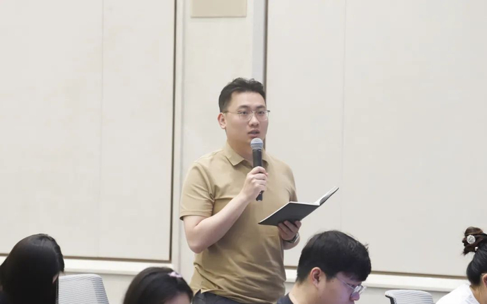 海报新闻记者：