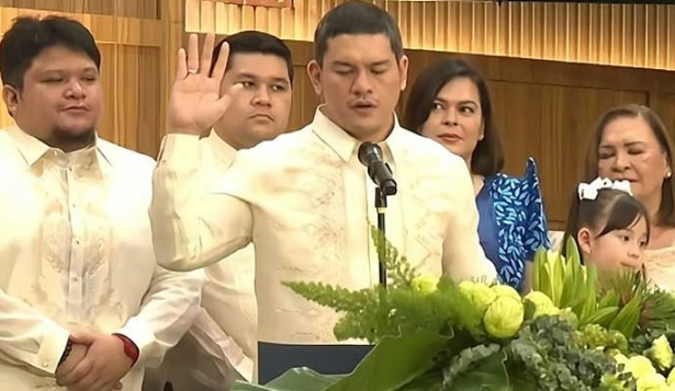 △塞巴斯蒂安·杜特尔特（左三）（资料图）