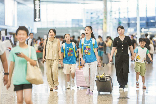             今天上午，在虹桥国际机场出发层，随处可见出行的学生族 本报记者  陈梦泽  摄          