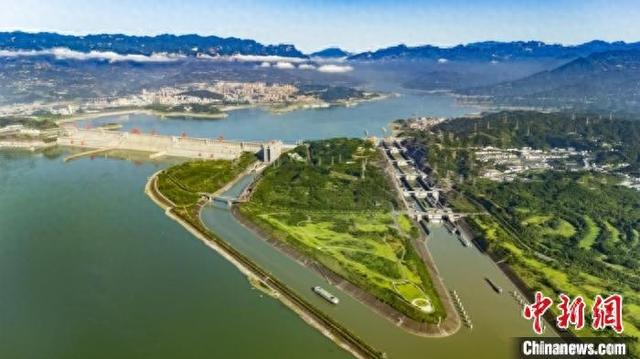 船舶有序通过三峡船闸和三峡升船机。彭强 摄