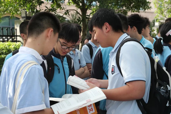 资料图：宁波市海曙外国语学校门口的考生。