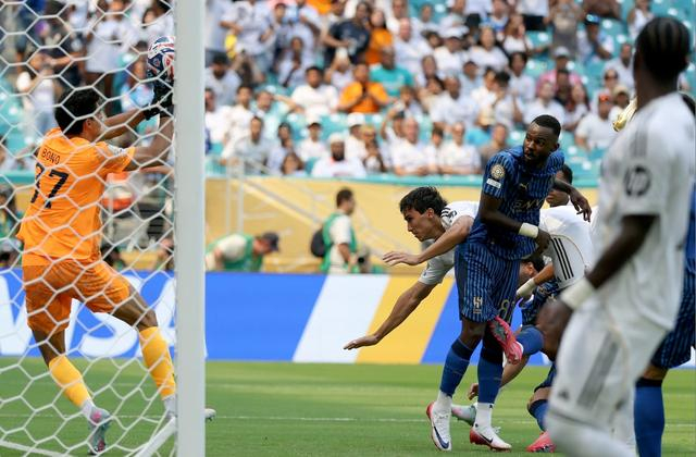 此前的小组赛，新月队曾1比1战平皇马，这是新月队门将布努在比赛中扑救。图片来源：新华社