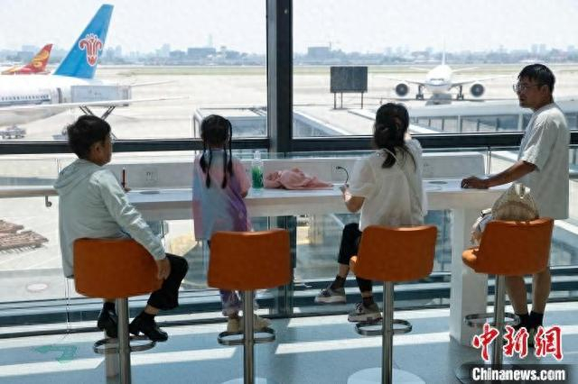 旅客在上海虹桥机场候机大厅等待登机。中新网记者 殷立勤 摄