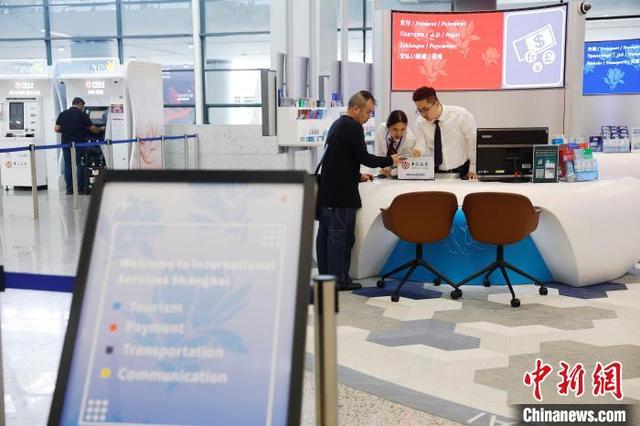 旅客在浦东机场到达层外籍人员一站式综合服务中心与工作人员交流。中新网记者 殷立勤 摄