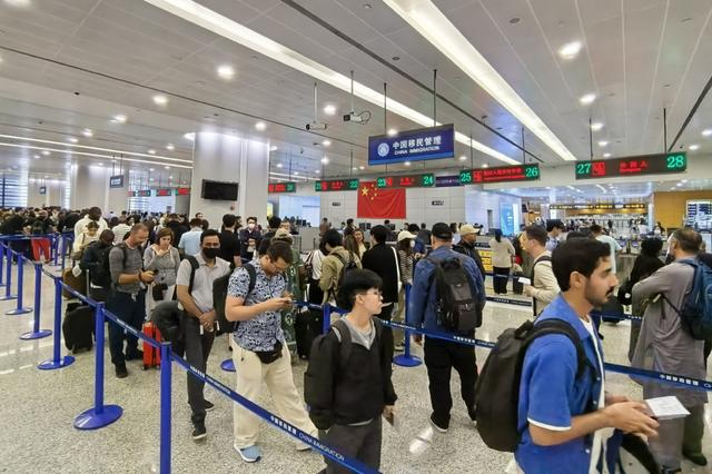 浦东国际机场边检入境大厅旅客有序候检。李宇航 摄