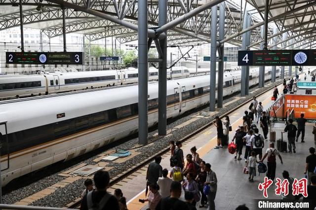 7月1日，旅客在沈阳北站乘车。于海洋 摄