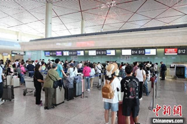 哈尔滨机场值机大厅 仇建 摄