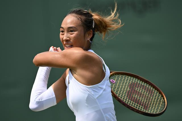 郑钦文在比赛中。 新华社图