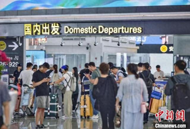 人来人往的杭州机场。 浙江省机场集团 供图