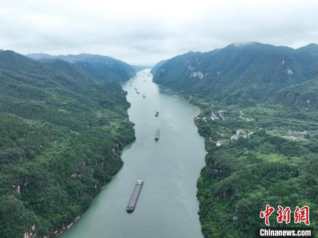 船舶在两坝间航行。林海 摄