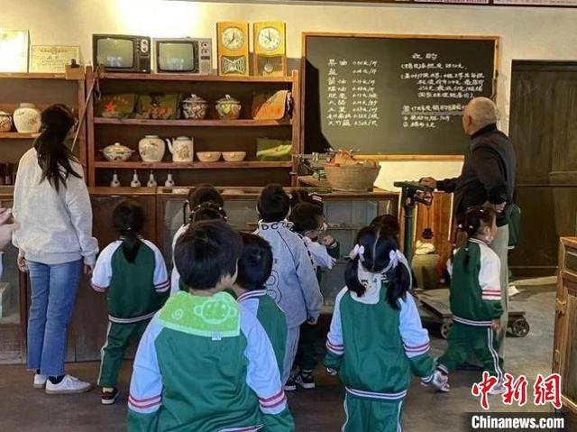 研学团队参观供销文化馆。 浙江省供销社 供图