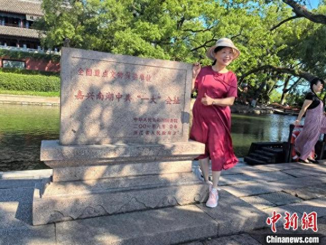 7月1日，浙江嘉兴南湖畔，游客打卡中共“一大”会址。胡丰盛 摄