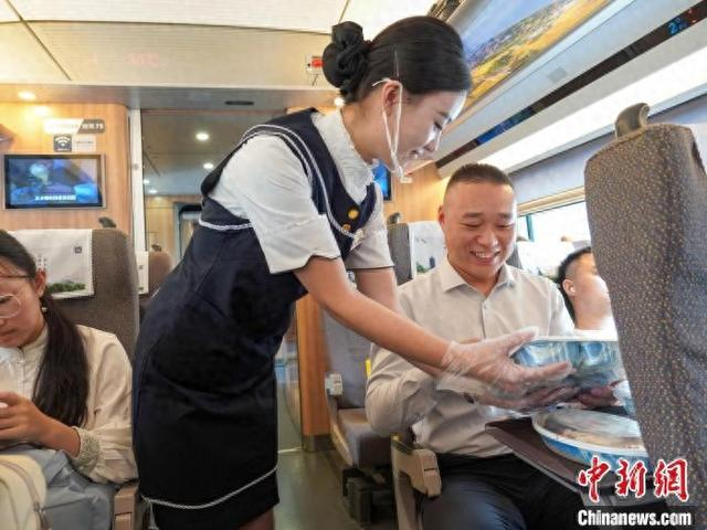 工作人员为旅客送上餐食。李维莉 摄