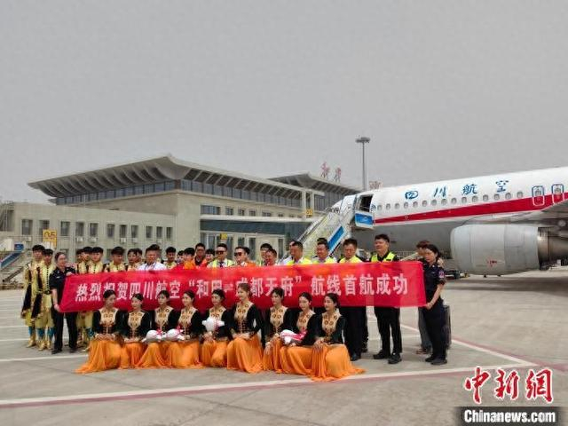 1日，四川航空正式开通和田至成都的直飞往返航线。杨婷婷 摄