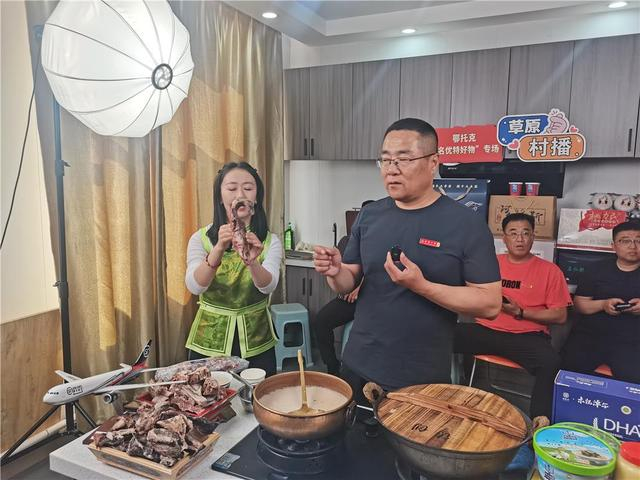 “草原村播”直播现场。（资料图）