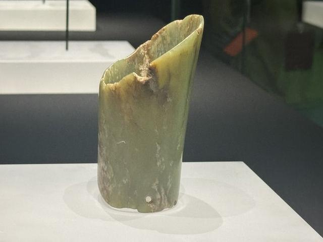 “神秘”的斜口筒形玉器。新华每日电讯记者孙丽萍 摄