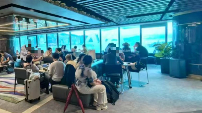 （中港城3座某保司内部等候签约的投保人。受访者供图）