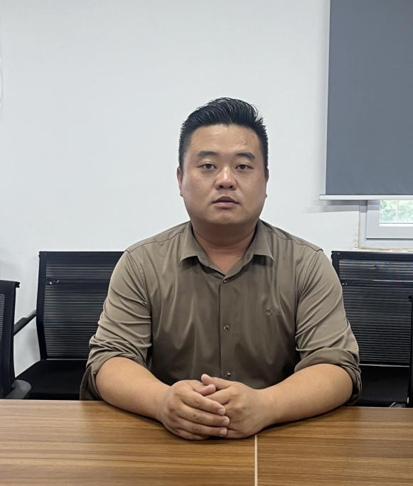 王建接受记者采访