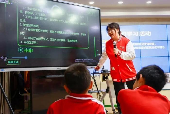 北京市东城区新鲜胡同小学人工智能项目老师为同学们展示讲解。