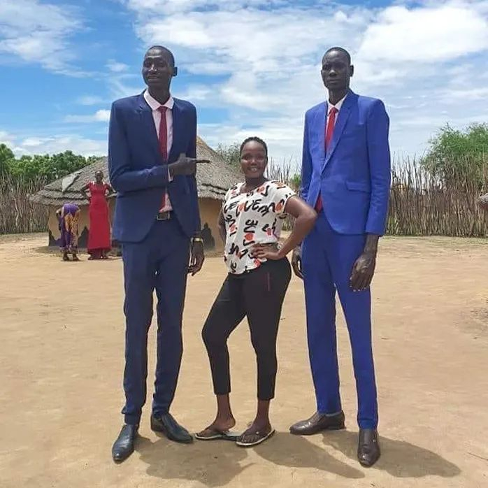 丁卡族人以身高著称，男性平均身高1.83米，女性平均身高1.78米（图：X）