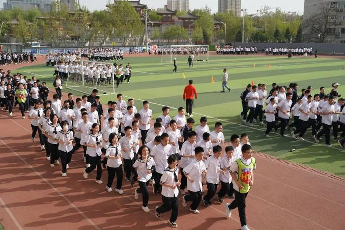4月8日,西安辅轮中学学生在阳光体育大课间30分钟跑操。新华社记者 邵瑞 摄