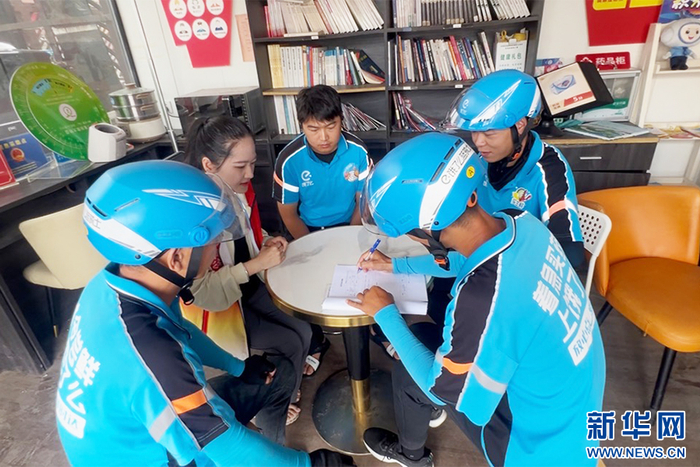 图为春晓社会工作服务中心社工为骑手建立服务档案。新华网发